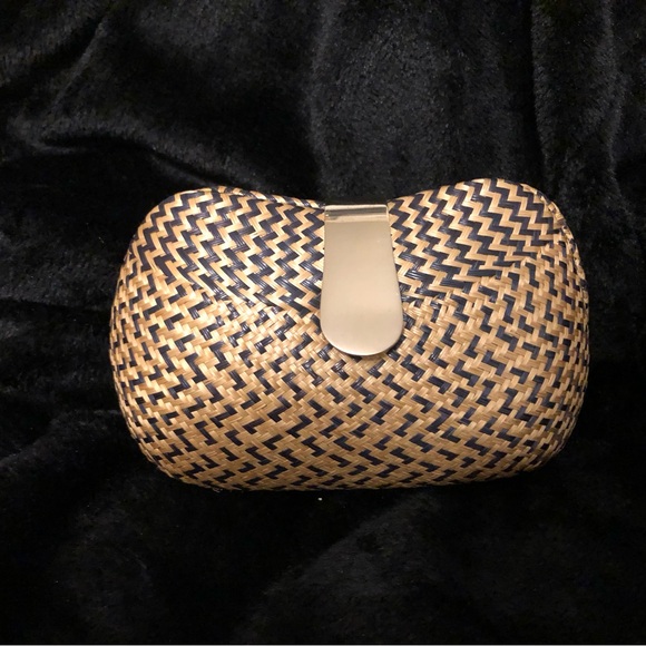 Women’s Vintage Style Hand Woven Straw Shoulder Clutch with Chain Strap - Picture 2 of 7